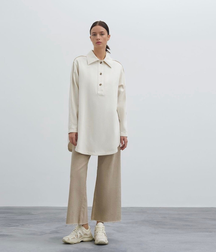 Váy liền thân cổ gập cũng được yêu thích chẳng thua kém áo thun polo. Chúng được may bằng chất liệu thoải mái, có độ thấm hút mồ hôi tốt đem đến sự dễ chịu tối đa cho người mặc. 