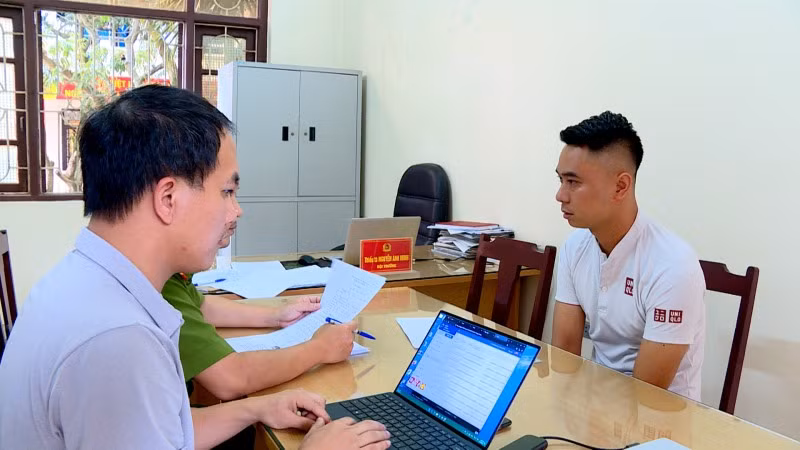 Công an tỉnh Bắc Ninh đấu tranh với đối tượng trong vụ án tổ chức cá độ bóng đá giữa tháng 11. Ảnh: Bộ CA