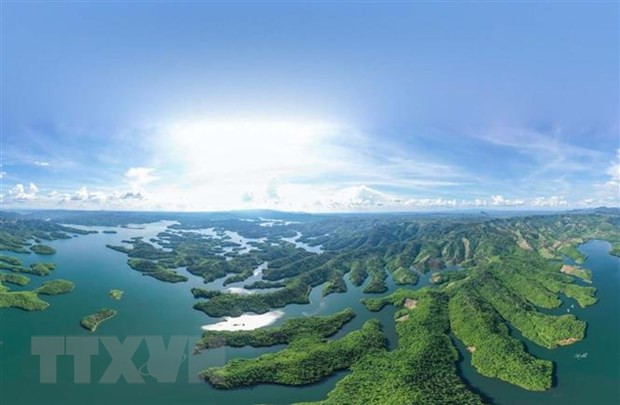 Nằm ở cửa ngõ của Tây Nguyên, tỉnh Đak Nông có nhiều lợi thế về tài nguyên du lịch. Trong ảnh: Điểm du lịch hồ Tà Đùng tại xã Đắk Som, huyện Đắk G’long. (Ảnh: TTXVN phát)