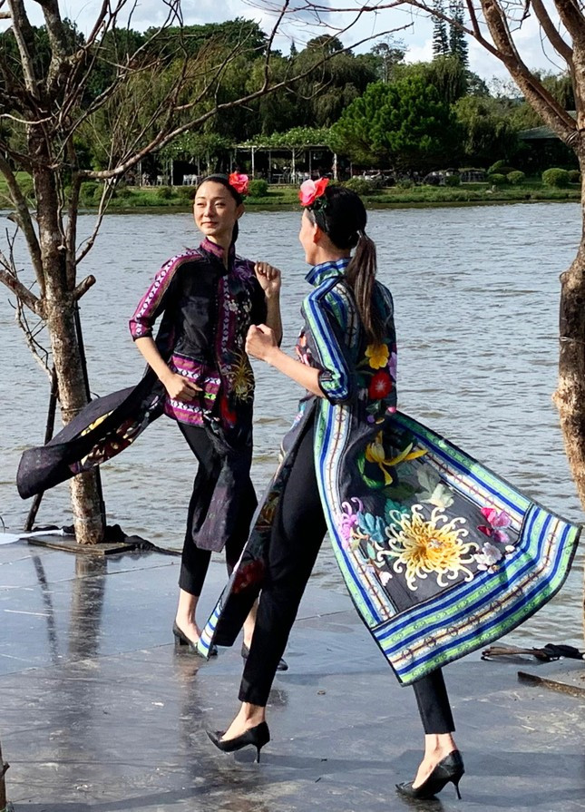 Những tà áo ''bay'' trên mặt hồ Những tà áo ''bay'' trên mặt hồ