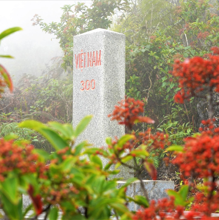 Mốc giới số 300 là mốc đơn, loại nhỏ, làm bằng đá hoa cương, đặt trên dốc núi, có độ cao 1.812,60 m, tọa độ địa lý 23° 06’ 36,323” vĩ độ Bắc - 104° 49’ 41,744” kinh độ Đông.