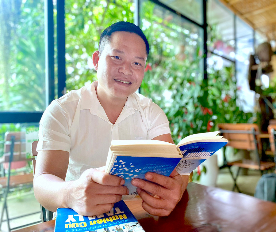 Thầy Hà Thanh Giang là giáo viên đầu tiên và duy nhất của tỉnh Gia Lai được biệt phái sang Ratanakiri (Vương quốc Campuchia) dạy chữ cho con em người Khmer gốc Việt tại đây. Ảnh: Mộc Trà Thầy Hà Thanh Giang là giáo viên đầu tiên và duy nhất của tỉnh Gia Lai được biệt phái sang Rattanakiri (Vương quốc Campuchia) dạy chữ cho con em người Khmer gốc Việt tại đây. Ảnh: Mộc Trà