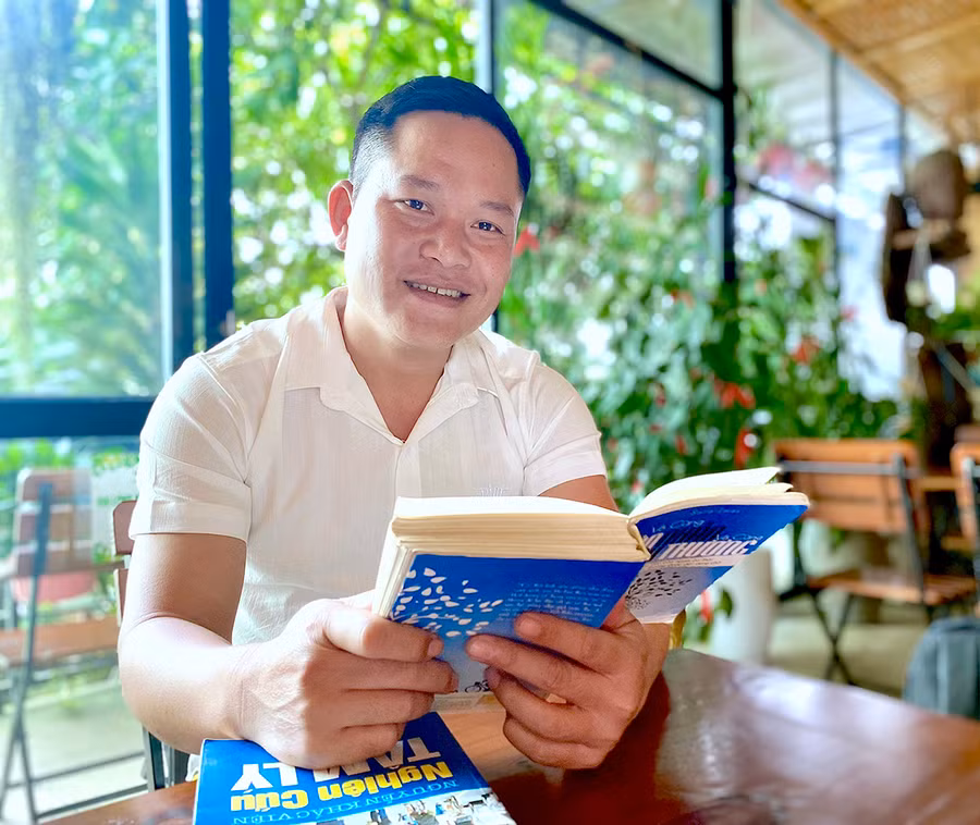 Thầy Hà Thanh Giang là giáo viên đầu tiên và duy nhất của tỉnh Gia Lai được biệt phái sang Rattanakiri (Vương quốc Campuchia) dạy chữ cho con em người Khmer gốc Việt tại đây. Ảnh: Mộc Trà