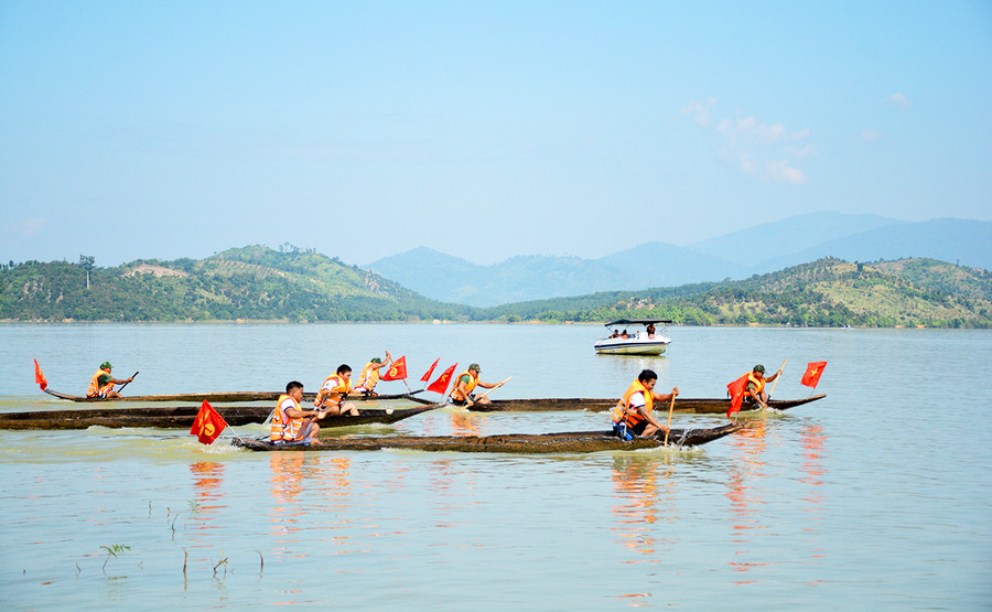 Các đội đua so kè nhau về đích. Ảnh: Lam Nguyên Các đội đua so kè nhau về đích. Ảnh: Lam Nguyên
