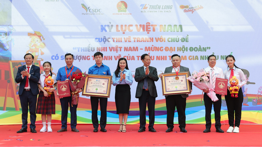 Ban tổ chức chương trình nhận quyết định xác lập Kỷ lục Việt Nam cho cuộc thi. Ảnh: Nhật Nam