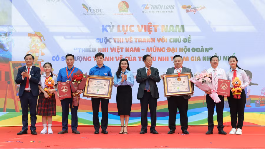 Ban tổ chức chương trình nhận quyết định xác lập Kỷ lục Việt Nam cho cuộc thi. Ảnh: Nhật Nam