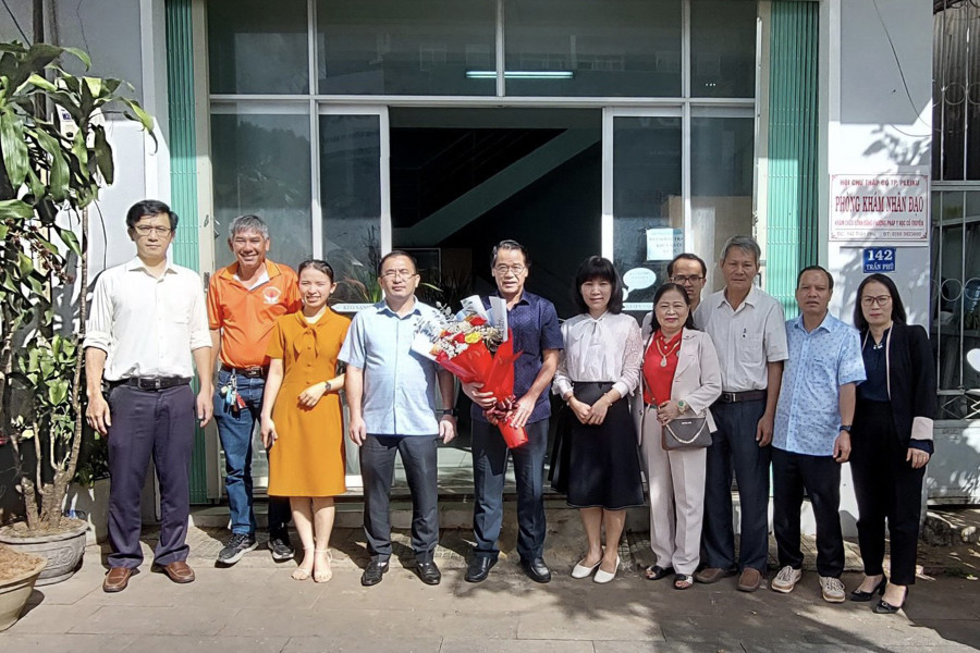 Lãnh đạo thành phố chụp ảnh lưu niệm cùng cán bộ, viên chức Hội Chữ thập đỏ TP. Pleiku. Ảnh: Ngọc Sang Lãnh đạo thành phố chụp ảnh lưu niệm cùng cán bộ, viên chức Hội Chữ thập đỏ TP. Pleiku. Ảnh: Ngọc Sang