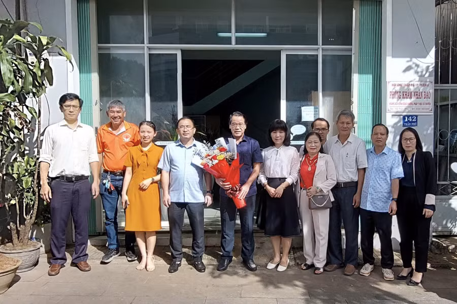 Lãnh đạo thành phố chụp ảnh lưu niệm cùng cán bộ, viên chức Hội Chữ thập đỏ TP. Pleiku. Ảnh: Ngọc Sang