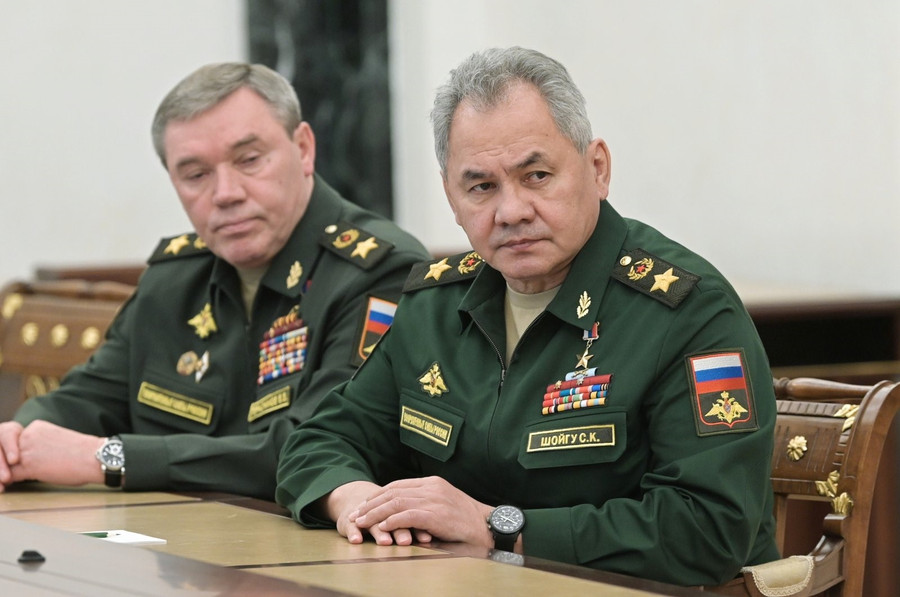 Bộ trưởng Quốc phòng Nga Sergei Shoigu (phải) và Tổng Tham mưu trưởng Valery Gerasimov tại Mátxcơva, ngày 27.2.2022. Ảnh: AFP