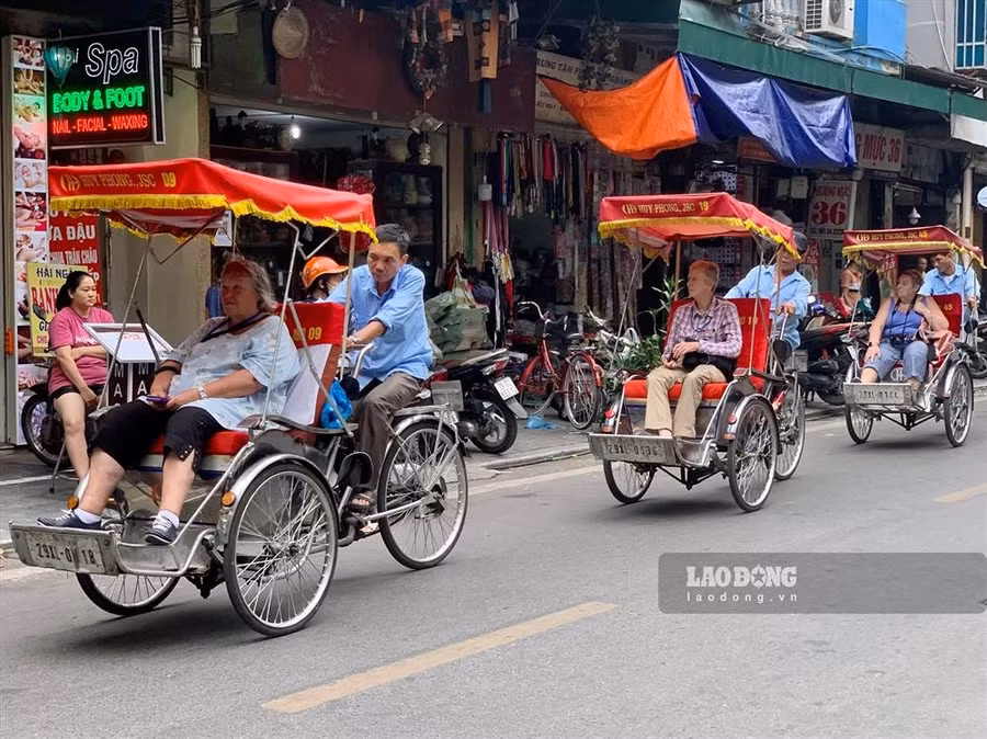 Khách quốc tế tham quan phố cổ Hà Nội tháng 10.2022. Ảnh: Ý Yên