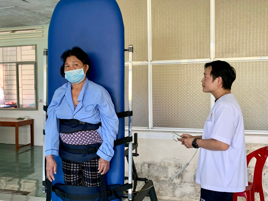 Có thẻ BHYT, người dân an tâm được chia sẻ gánh nặng tài chính, chăm sóc sức khỏe khi chẳng may ốm đau. Ảnh Như Nguyện