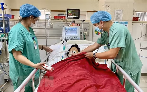 Một nạn nhân bị thương nặng đang được điều trị tích cực tại Khoa Gây mê hồi sức, Bệnh viện Trung ương Huế. (Ảnh: TTXVN phát)