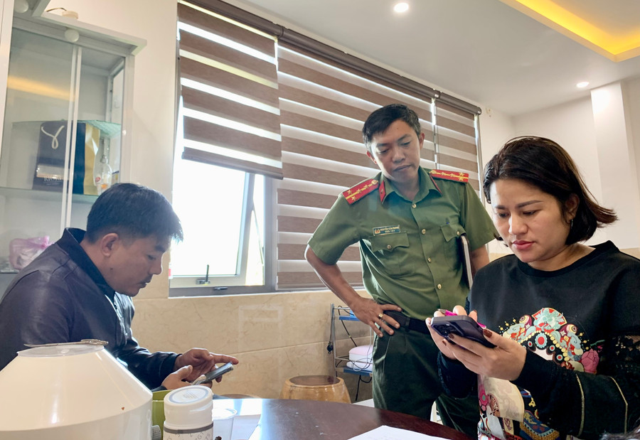 Vợ chồng bà Hiền làm việc với đoàn kiểm tra. Ảnh: Như Nguyện