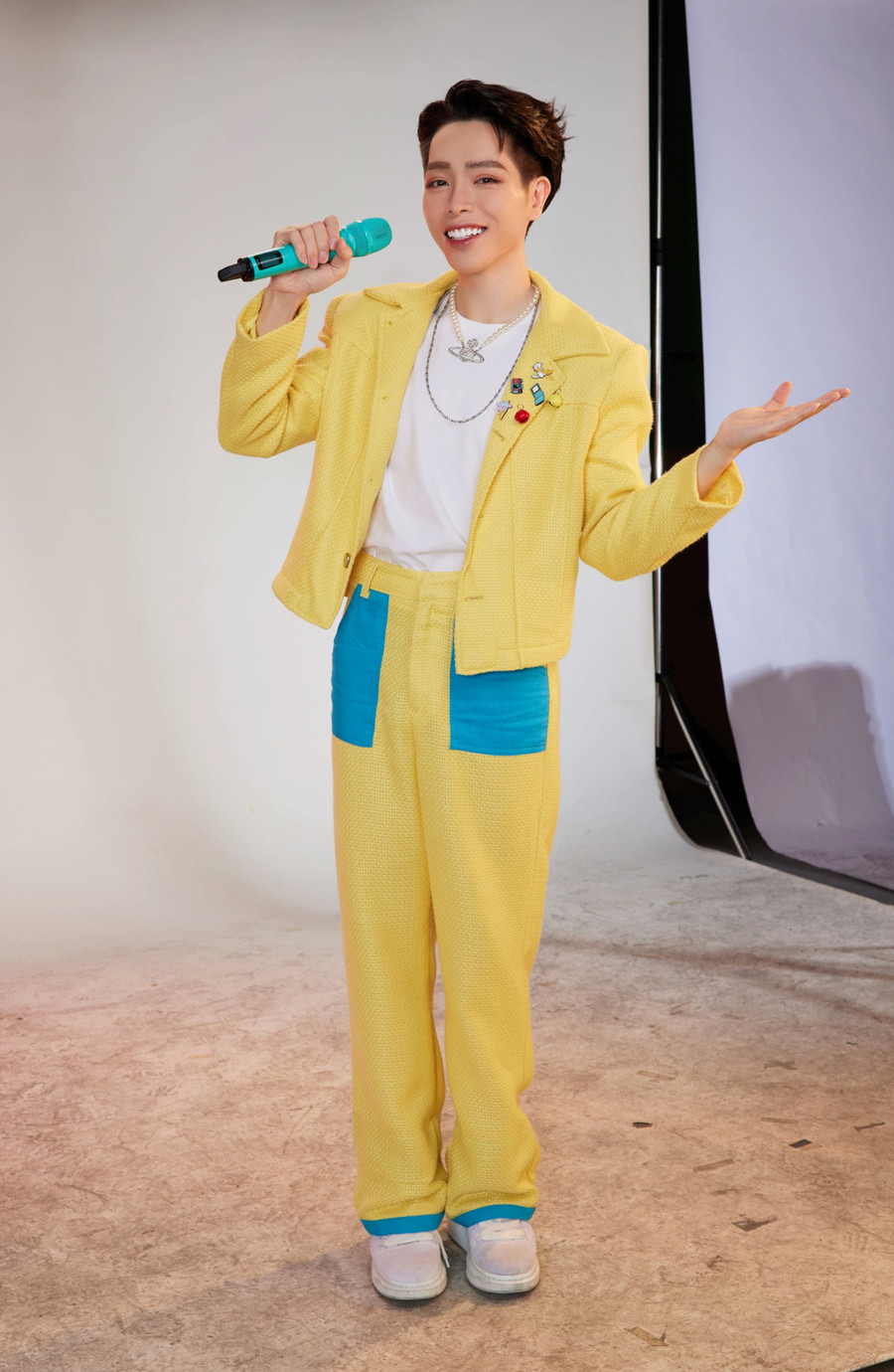 Ngoài ra, sản phẩm cũng có vũ đạo đáng yêu, mô tả động tác của chú mèo do bộ ba thực hiện cũng gợi nhắc đến Tết Quý Mão - năm con mèo 2023.