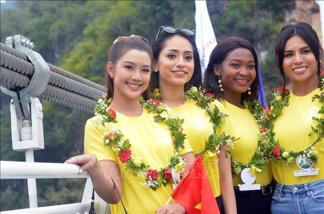 Các thí sinh trải nghiệm và quay clip truyền thông, giới thiệu, quảng bá về Cầu kính Bạch Long, công trình đã được công nhận là cầu kính dài nhất thế giới với tổng chiều dài 632m. 