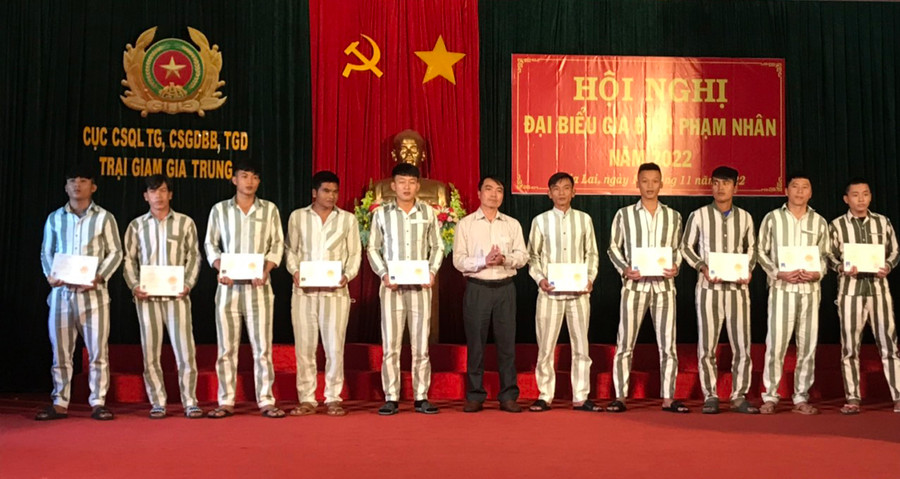 Trao chứng chỉ nghề cho các phạm nhân. Ảnh: Hà Phương Trao chứng chỉ nghề cho các phạm nhân. Ảnh: Hà Phương