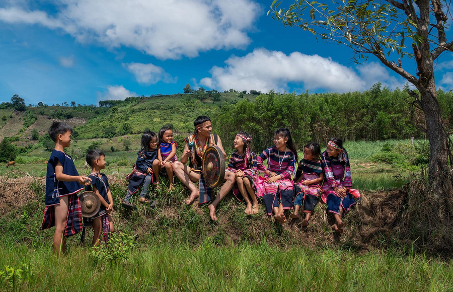 Truyền dạy cồng chiêng. Ảnh: Phan Nguyên