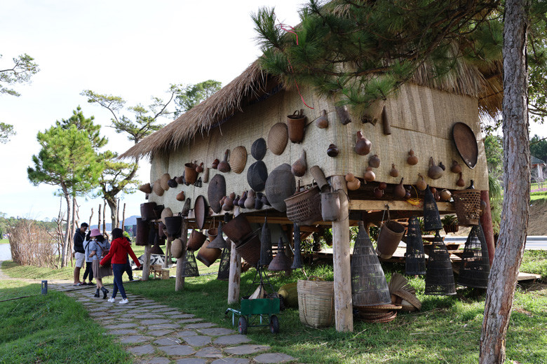  Trên 3.000 ngàn cổ vật, hiện vật của người Tây Nguyên được trình làng tại không gian Thiên đường Tây Nguyên