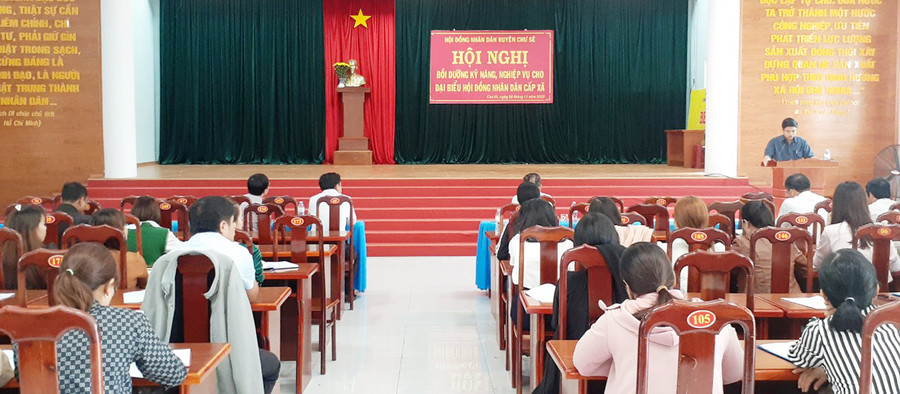 Quang cảnh hội nghị. Ảnh: Hoàng Viên Quang cảnh hội nghị bồi dưỡng kỹ năng, nghiệp vụ đại biểu HĐND cấp xã huyện Chư Sê. Ảnh: Hoàng Viên