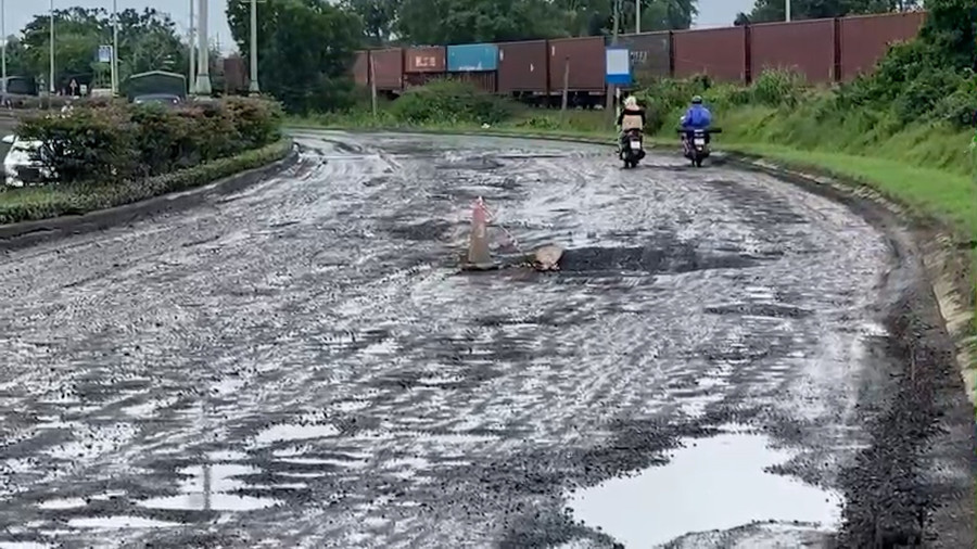 Đường QL1A qua địa bàn TP Tuy Hòa hư hỏng nặng, ổ gà dày đặc khiến ai đi qua cũng phải ngán ngẩm. Ảnh: Hoài Luân