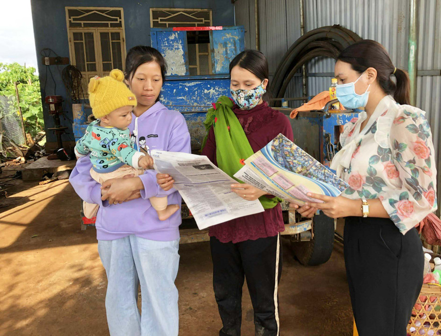 Cán bộ Hội Nông dân xã A Dơk (huyện Đak Đoa) hướng dẫn hội viên mô hình kinh tế hiệu quả. Ảnh: Đinh Yến