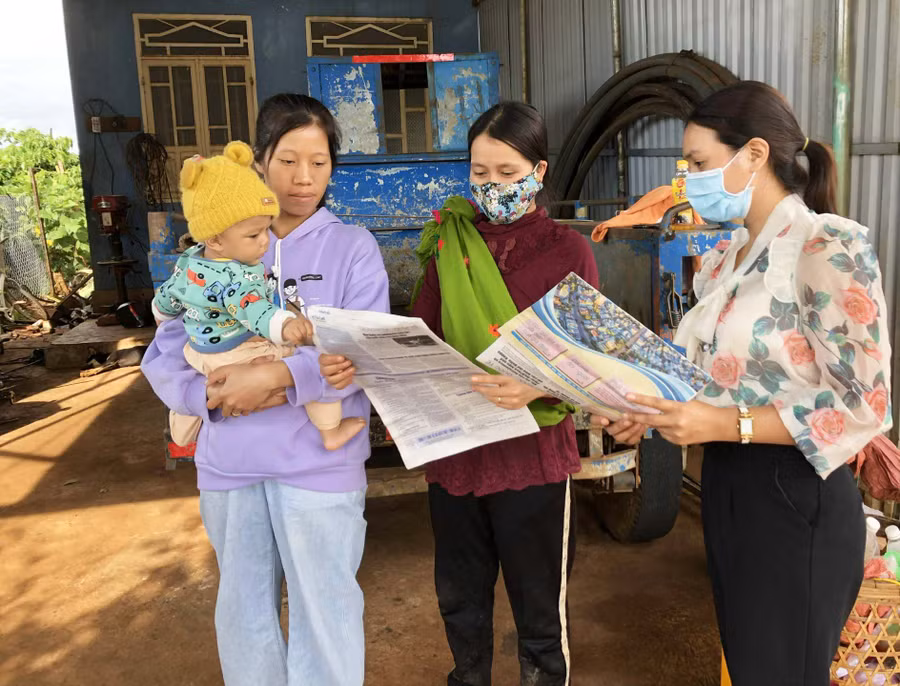 Cán bộ Hội Nông dân xã A Dơk (huyện Đak Đoa) hướng dẫn hội viên mô hình kinh tế hiệu quả. Ảnh: Đinh Yến