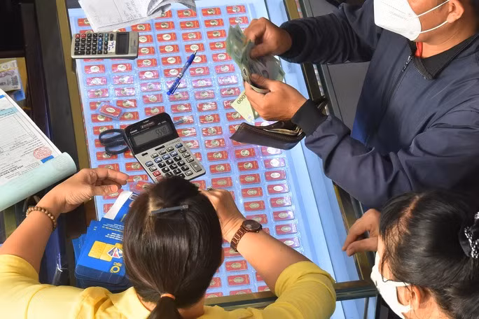 Giá vàng hôm nay của thế giới lúc 6 giờ ngày 29-11 "bốc hơi" 24 USD/ounce, còn 1.741 USD/ounce. Giá vàng hôm nay của thế giới lúc 6 giờ ngày 29-11