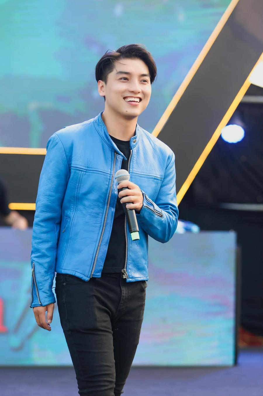 Hiện tại, Ngọc Trai trở thành ông bố ‘bỉm sữa’ của hai thiên thần nhỏ. Nam diễn viên có cuộc sống viên mãn bên Ngọc Trâm và cho biết chính vợ con là người giúp anh thay đổi tích cực hơn. “Cứ quay xong là tôi về nhà để chăm sóc vợ con. Tất nhiên là không làm gì to tát, ghê gớm đâu, chỉ đơn giản là ngồi chơi với con, vợ sai gì làm đó”, anh từng chia sẻ. Ảnh: FBNV Hiện tại, Ngọc Trai trở thành ông bố ‘bỉm sữa’ của hai thiên thần nhỏ. Nam diễn viên có cuộc sống viên mãn bên Ngọc Trâm và cho biết chính vợ con là người giúp anh thay đổi tích cực hơn. “Cứ quay xong là tôi về nhà để chăm sóc vợ con. Tất nhiên là không làm gì to tát, ghê gớm đâu, chỉ đơn giản là ngồi chơi với con, vợ sai gì làm đó”, anh từng chia sẻ. Ảnh: FBNV