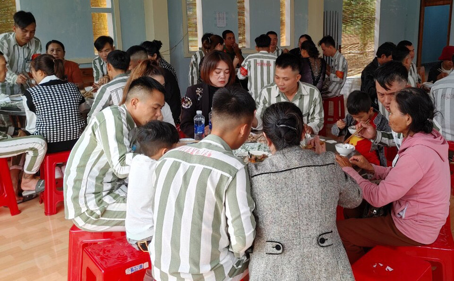 Trại giam Gia Trung tổ chức bữa cơm thân mật cho các gia đình phạm nhân. Ảnh: Hà Phương Trại giam Gia Trung tổ chức bữa cơm thân mật cho các gia đình phạm nhân. Ảnh: Hà Phương
