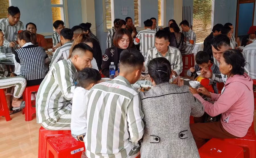Trại giam Gia Trung tổ chức bữa cơm thân mật cho các gia đình phạm nhân. Ảnh: Hà Phương