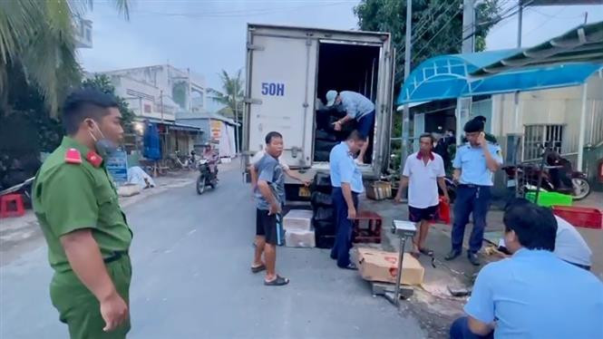 Lực lượng chức năng kiểm tra hàng hóa trên xe. Ảnh: TTXVN Lực lượng chức năng kiểm tra hàng hóa trên xe. Ảnh: TTXVN
