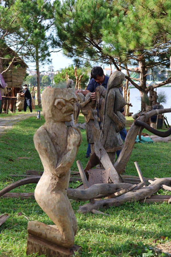 Tượng gỗ Tây Nguyên được trưng bày tại triển lãm