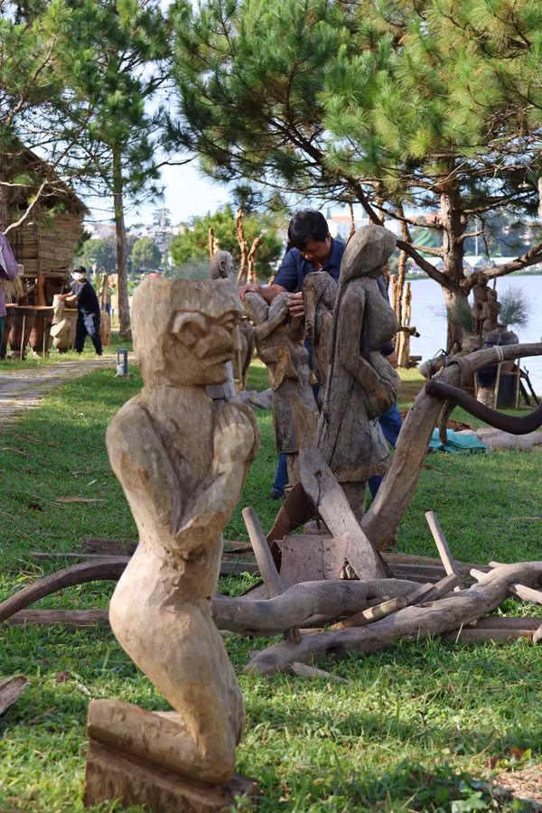 Tượng gỗ Tây Nguyên được trưng bày tại triển lãm