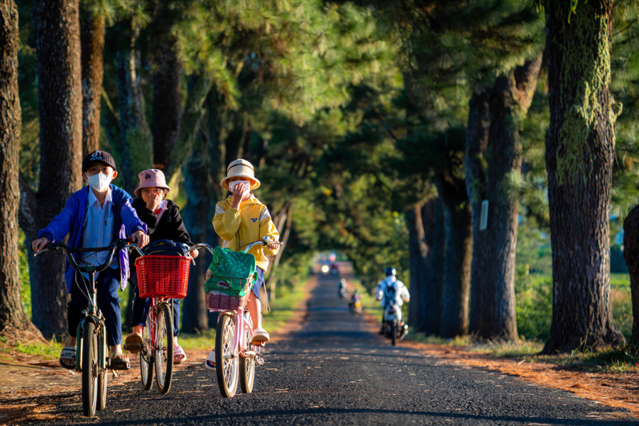  Học sinh trường tiểu học Nghĩa Hưng mỗi ngày đạp xe qua lại con đường này và các em tự tin cười vui và khoe rằng, đây là 