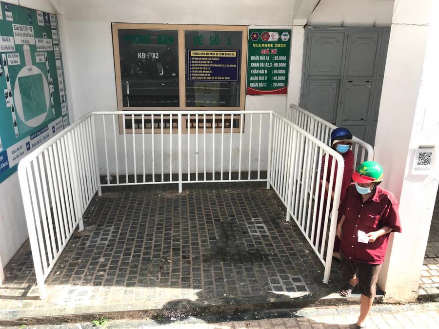 Các quầy vé ở sân Pleiku khá vắng vẻ dù đây là trận đấu bán kết Ảnh: Văn Ngọc