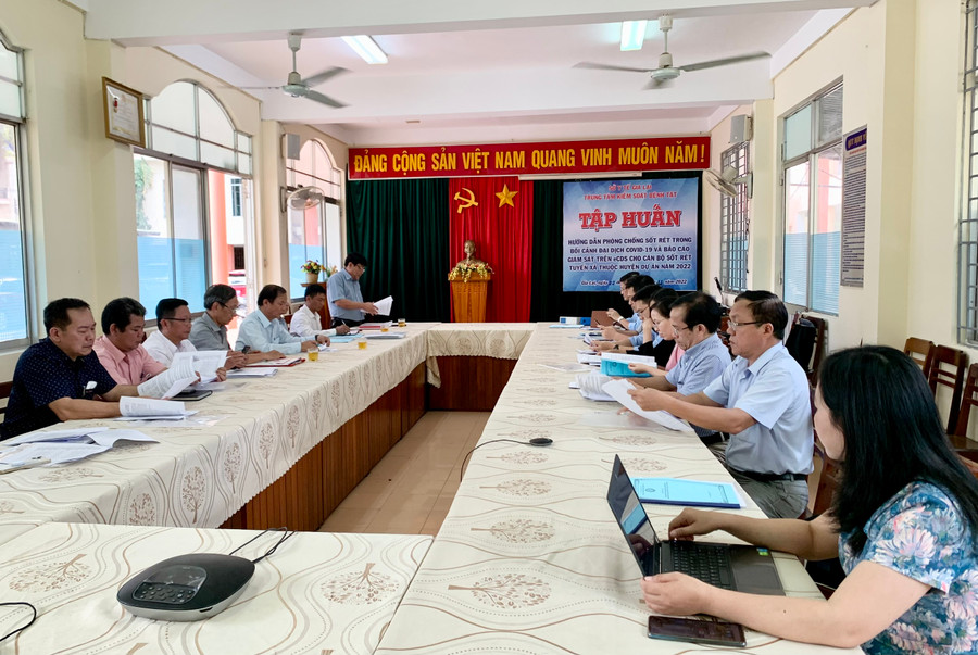 Đoàn công tác làm việc tại Trung tâm Kiểm soát bệnh tật tỉnh. Ảnh: Như Nguyện Đoàn công tác làm việc tại Trung tâm Kiểm soát bệnh tật tỉnh. Ảnh: Như Nguyện