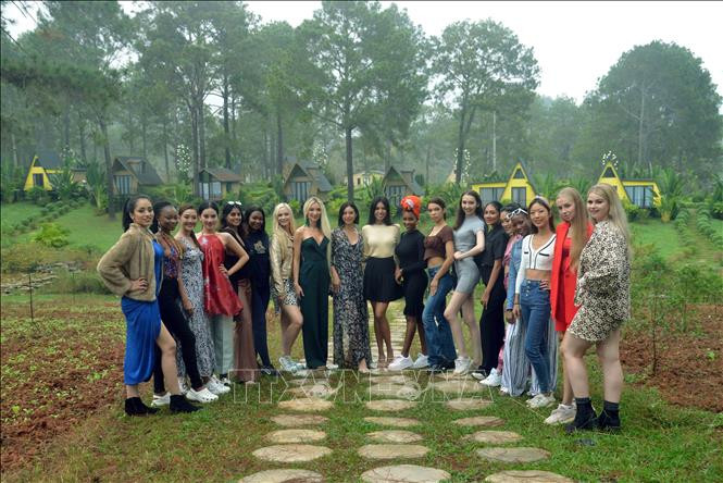 Các thí sinh trải nghiệm tại Khu Du lịch Rừng thông bản Áng. 