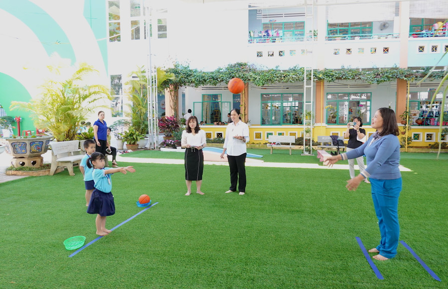 Thử nghiệm đánh giá trẻ em 5 tuổi về sự phát triển thể chất tại buổi tập huấn. Ảnh: Mộc Trà