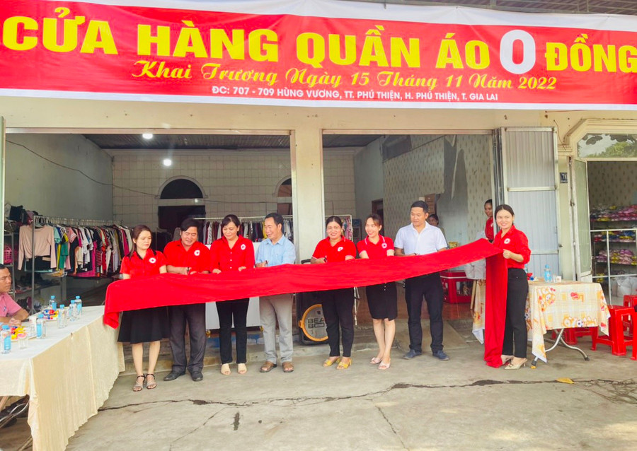 Các đại biểu cắt băng khai trương Cửa hàng "0 đồng". Ảnh: Vũ Chi Các đại biểu cắt băng khai trương Cửa hàng 0 đồng. Ảnh: Vũ Chi