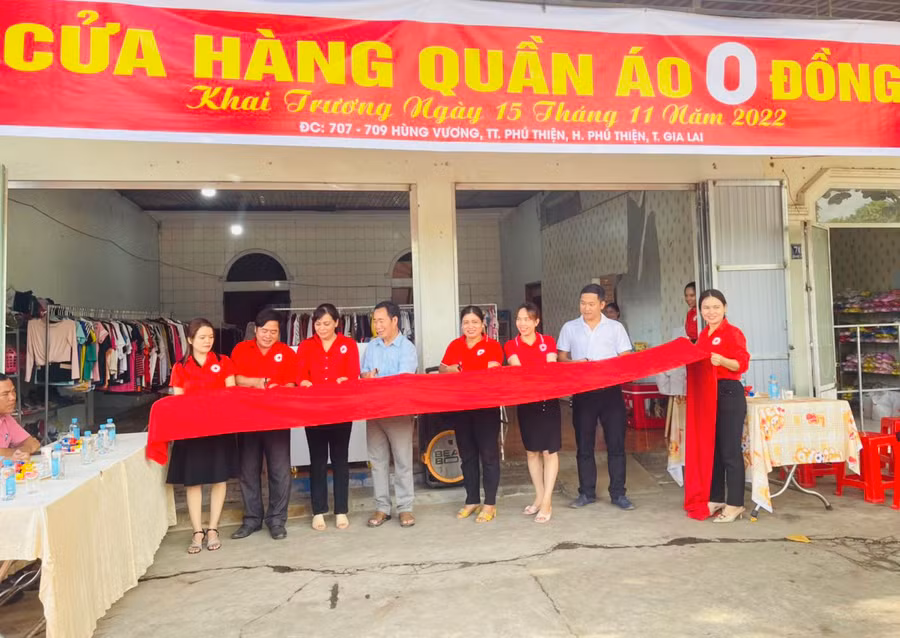 Các đại biểu cắt băng khai trương Cửa hàng 0 đồng. Ảnh: Vũ Chi