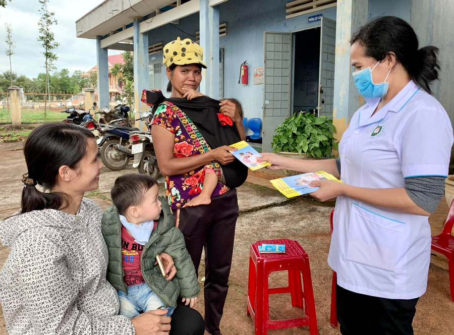 Nhân viên y tế xã Đak Sơ Mei (huyện Đak Đoa) tư vấn, hướng dẫn các bà mẹ kiến thức chăm sóc trẻ. Ảnh: Như Nguyện