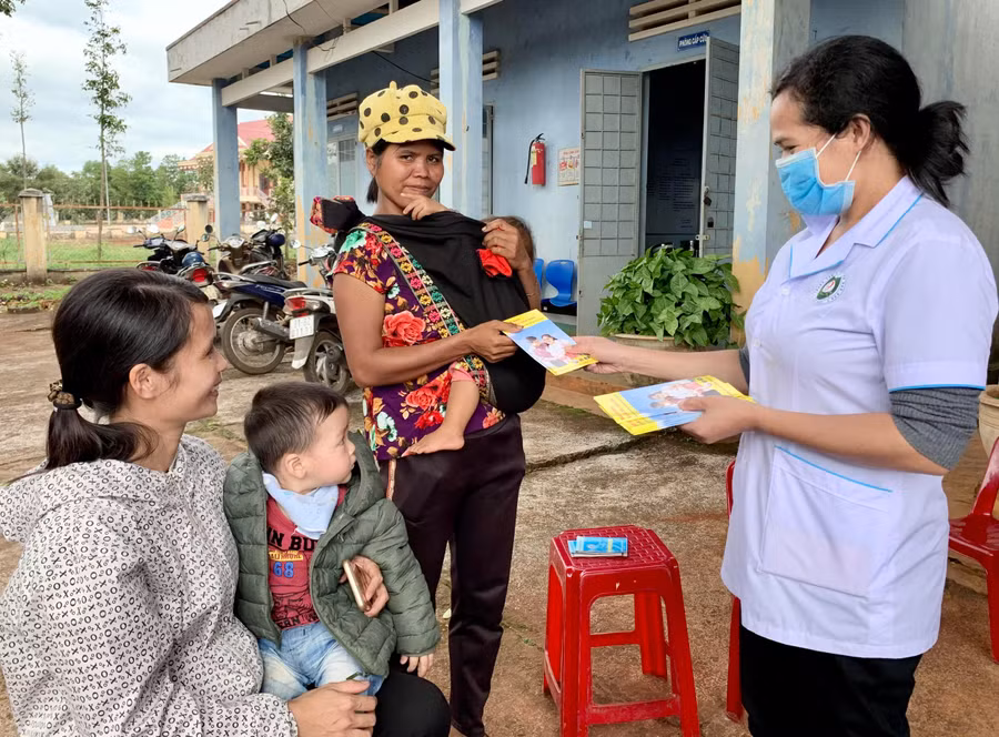 Nhân viên y tế xã Đak Sơ Mei (huyện Đak Đoa) tư vấn, hướng dẫn các bà mẹ kiến thức chăm sóc trẻ. Ảnh: Như Nguyện