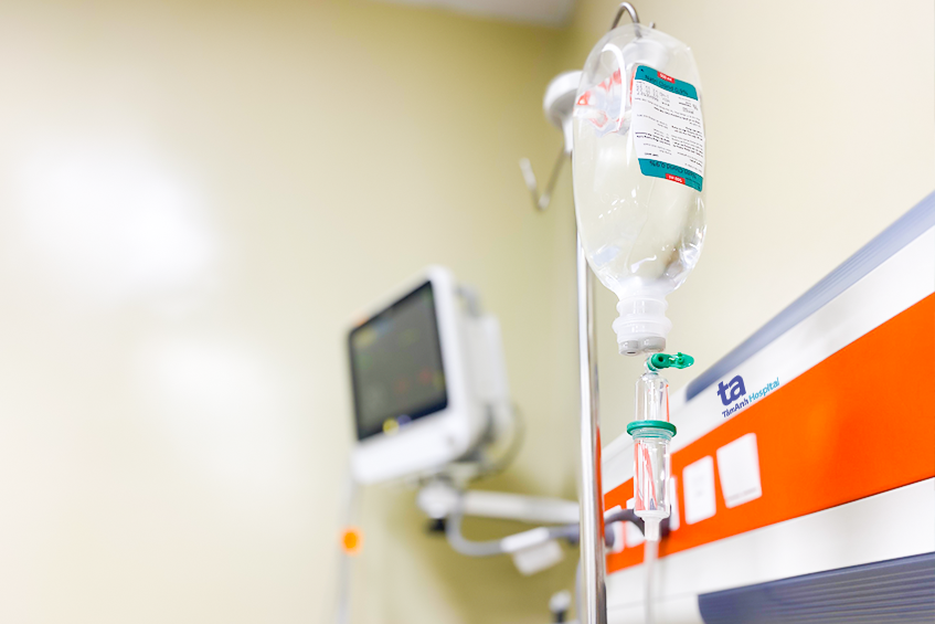 Bác sĩ tiến hành truyền dịch và dùng thuốc an thần cấp cứu cho anh M. Bác sĩ tiến hành truyền dịch và dùng thuốc an thần cấp cứu cho anh M.