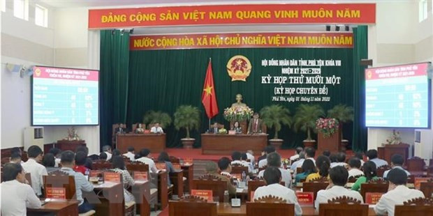 Các đại biểu Hội đồng Nhân dân tỉnh Phú Yên biểu quyết miễn nhiệm Chủ tịch Ủy ban Nhân dân tỉnh. (Ảnh: Xuân Triệu/TTXVN)
