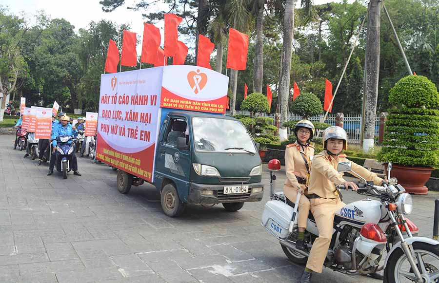 Tuyên truyền phòng-chống bạo lực gia đình trên địa bàn TP. Pleiku. Ảnh: Hà Tây
