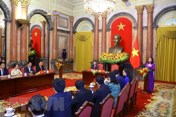 Phó Chủ tịch nước Võ Thị Ánh Xuân nói chuyện với các tài năng trẻ khoa học công nghệ năm 2022. (Ảnh: Văn Điệp/TTXVN)