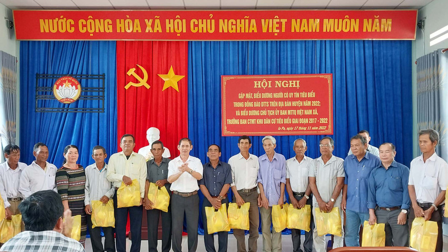 Chủ tịch Ủy ban MTTQ Việt Nam huyện Huỳnh Vĩnh Hương tặng quà cho người uy tín. Ảnh: Như Loan