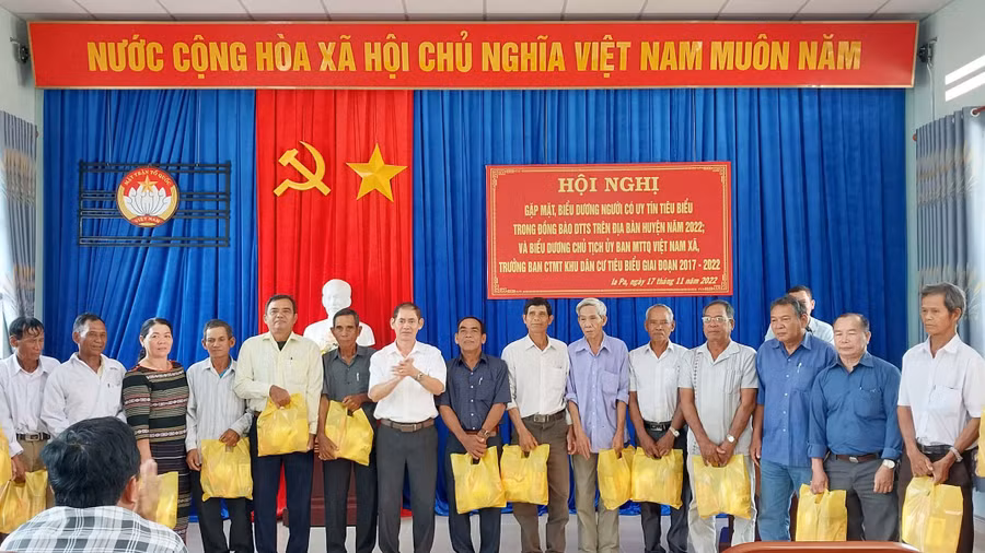 Chủ tịch Ủy ban MTTQ Việt Nam huyện Huỳnh Vĩnh Hương tặng quà cho người uy tín. Ảnh: Như Loan