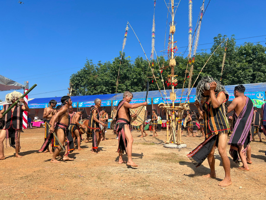 Những màn diễn tấu cồng chiêng góp thêm không khí sôi nổi, hấp dẫn cho lễ hội. Ảnh: Đức Thụy Những màn diễn tấu cồng chiêng góp thêm không khí sôi nổi, hấp dẫn cho lễ hội. Ảnh: Đức Thụy