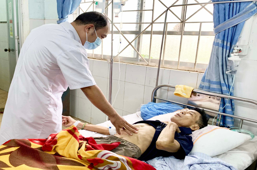 Bác sĩ thăm khám cho bệnh nhân tại Bệnh viện Lao và Bệnh phổi tỉnh. Ảnh: Như Nguyện Bác sĩ thăm khám cho bệnh nhân tại Bệnh viện Lao và Bệnh phổi tỉnh. Ảnh: Như Nguyện